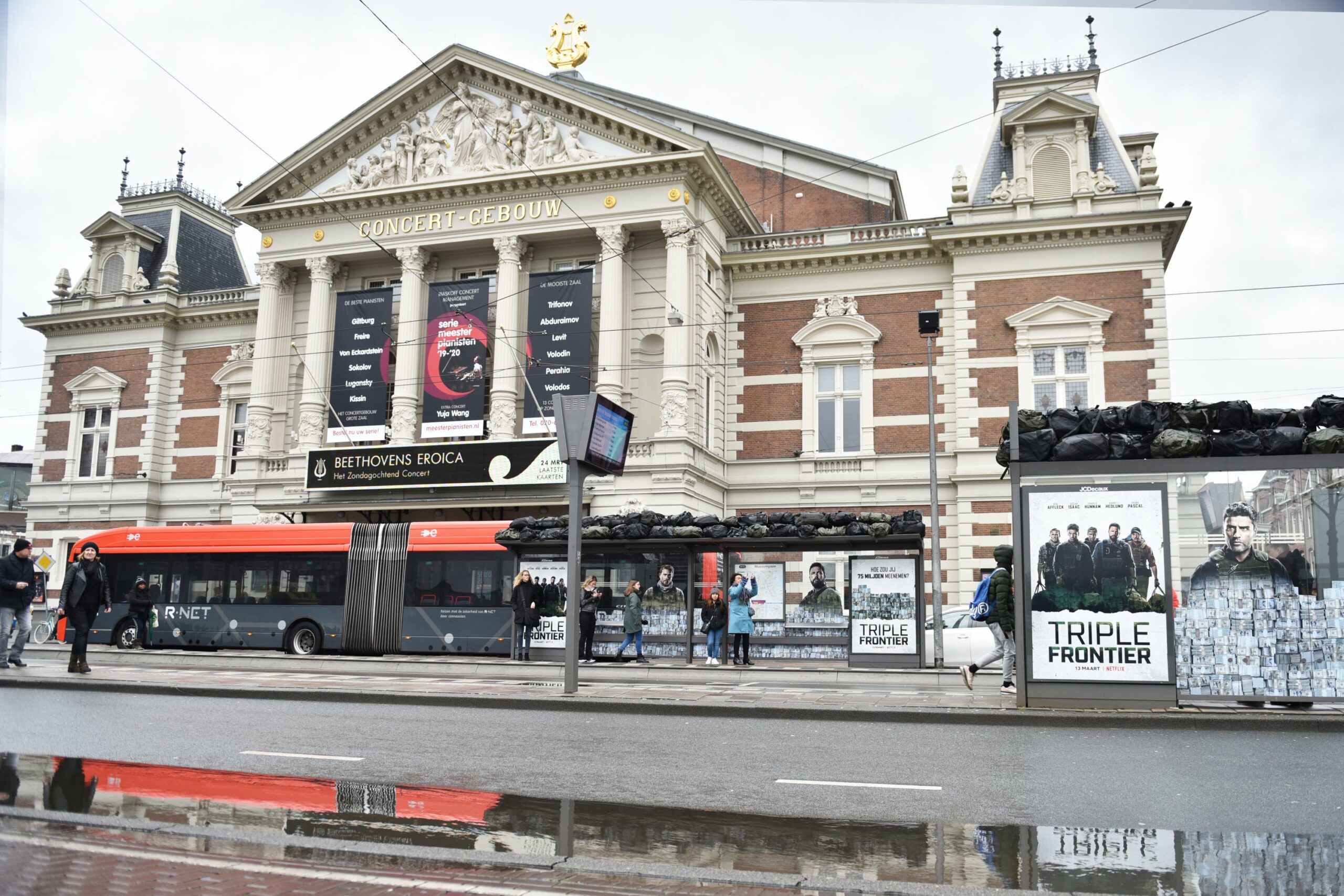 Netflix-TripleFrontier-Tramstop